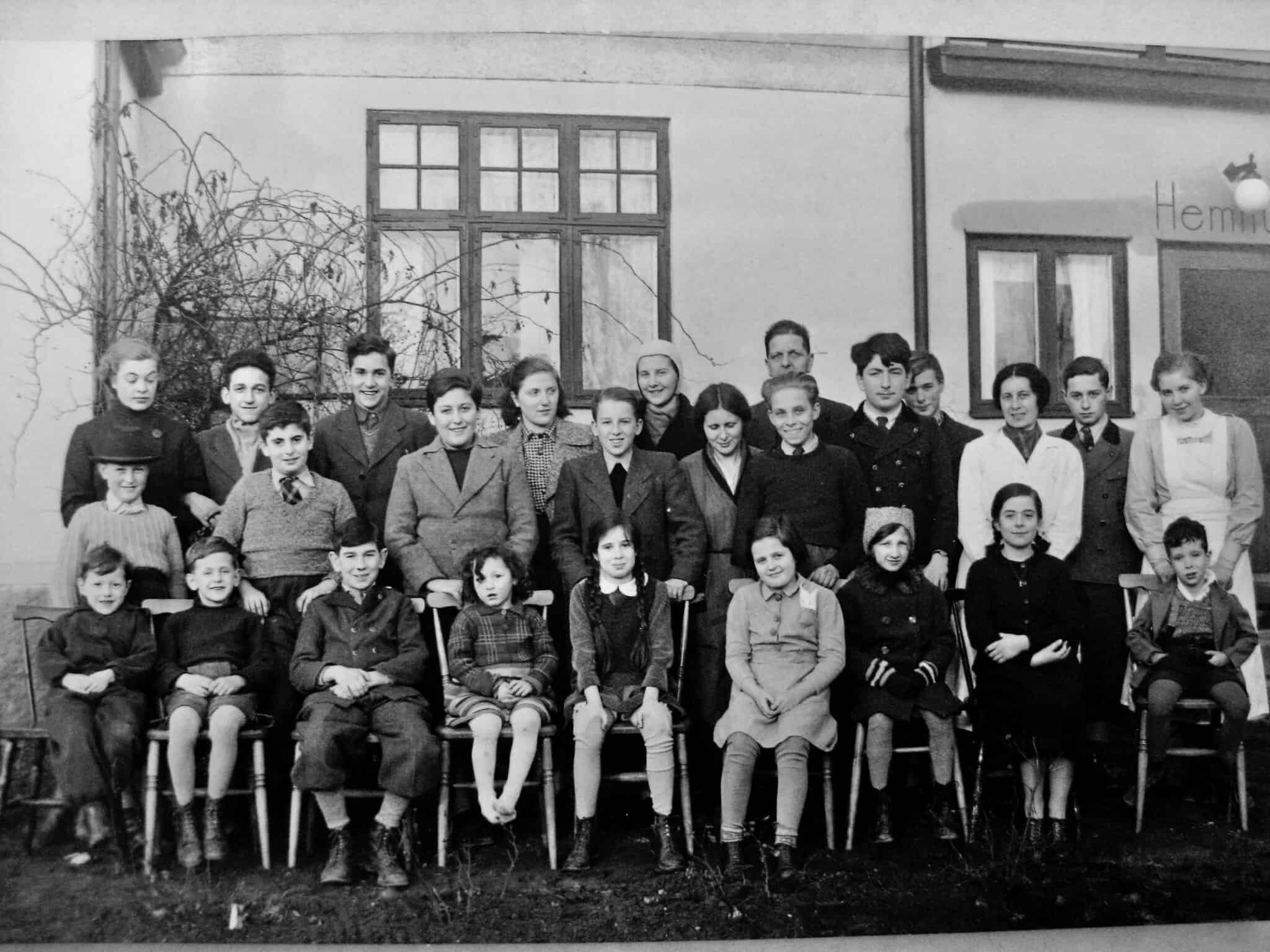 תמונה קבוצתית של ילדים בבית יתומים בטולארפ, בדרום שוודיה, שצולמה ככל הנראה זמן קצר לאחר הגעתם, בפברואר 1939. אוטו אולמן עומד בשורה האמצעית, שני משמאל (צילום: אליזבת אוסברינק)