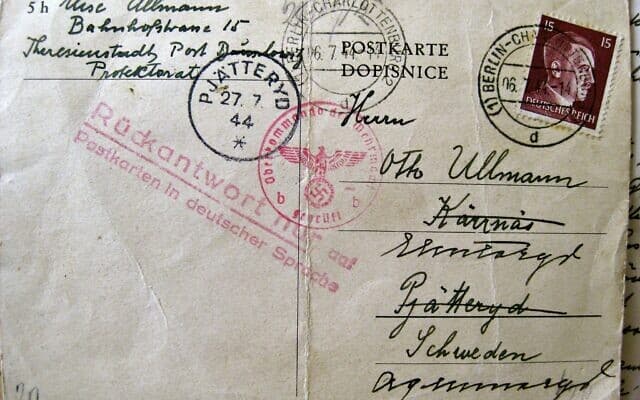 מעטפה ועליה בול של היטלר, שאמו של אוטו אולמן, אליזה, שלחה לו מטרזיינשטט (צילום: אליזבת אוסברינק)