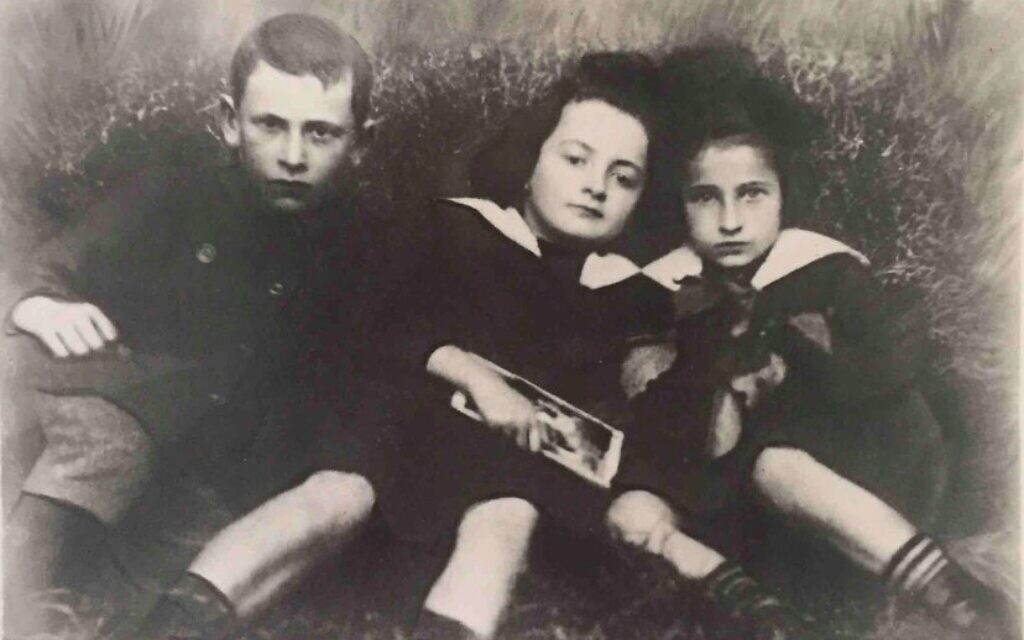 סאלה גלאס (במרכז) עם שני בני דודים בכשאנוב, בסביבות 1916 (צילום: באדיבות הדלי פרימן)