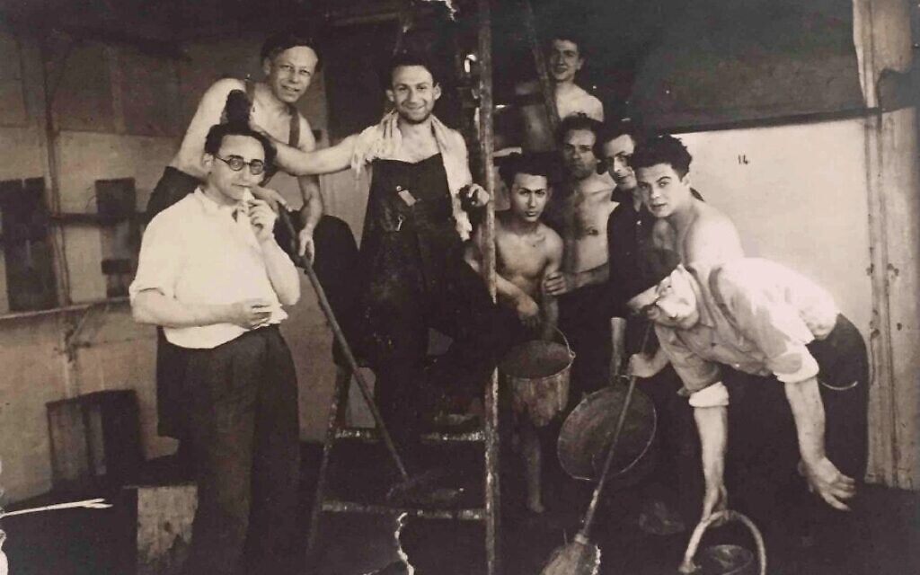 ז'ק גלאס (משמאל) עם אסירים אחרים בפיטיבייה, ב-1942 (צילום: באדיבות הדלי פרימן)