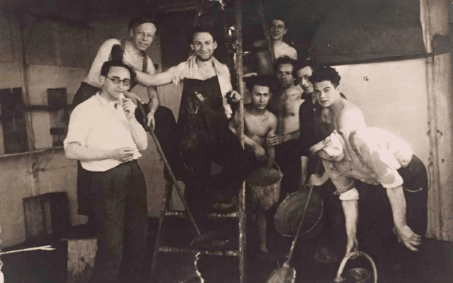 ז&#039;ק גלאס (משמאל) עם אסירים אחרים בפיטיבייה, ב-1942 (צילום: באדיבות הדלי פרימן)