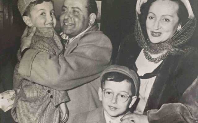 אלכס (מגי) גלאס מקבל את פניהם של אחותו סאלה ובניה רונאלד וריצ&#039;רד, שהגיעו לביקור בפריז ב-1948 (צילום: באדיבות הדלי פרימן)