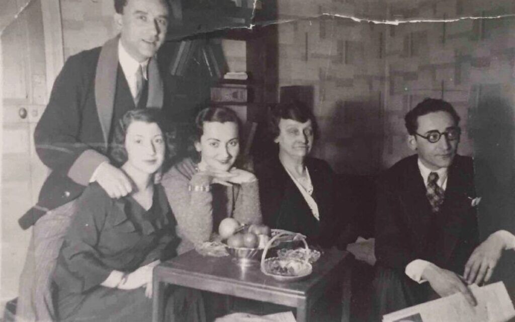 משמאל: הנרי גלאס עומד מאחורי אשתו סוניה, סאלה גלאס, חיה גלאס וז'ק גלאס בדירתם של הנרי וסוניה בפריז, זמן קצר לאחר נישואיהם (צילום: באדיבות הדלי פרימן)