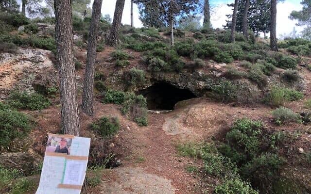 המערה שיעקב וייסבלום התגורר בה, והשלט על העץ בכניסה