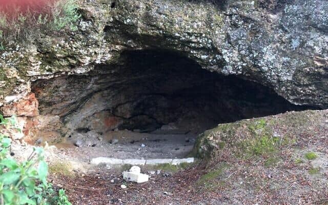 המערה שיעקב וייסבלום התגורר בה, ביער ירושלים