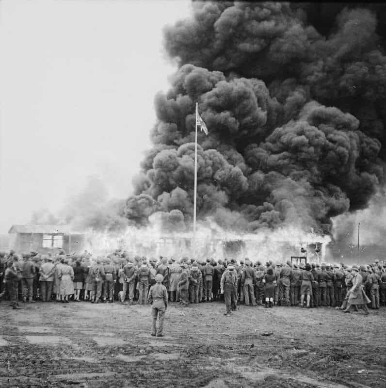 שריפה טקסית של הצריף האחרון בברגן-בלזן, גרמניה, 1945 (צילום: רשות הציבור)