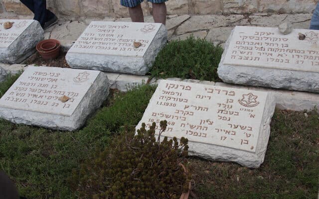 המצבה בקריית ענבים של מרדכי פרנקו, שנהרג בגיל 17 בירושלים במלחמת העצמאות (צילום: שמואל בר-עם)