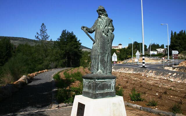 פסל של משה בגליל שעוצב על ידי מי שכונה מייסד האמנות הישראלית, בוריס שץ (צילום: אסף בן צבי)