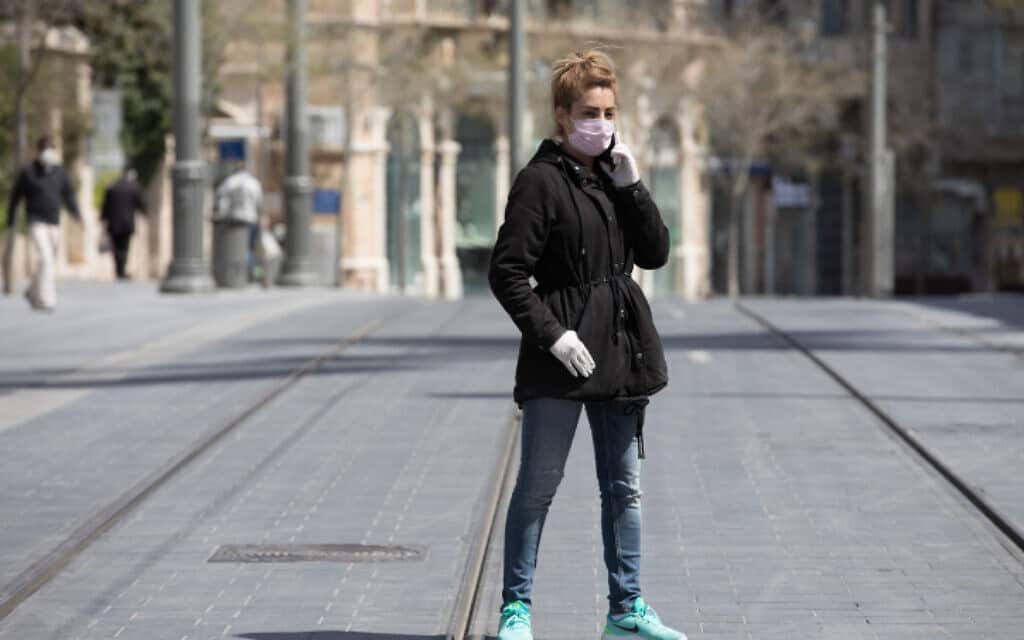 אשה לובשת מסיכה ברחוב יפו בירושלים (צילום: נתי שוחט / פלאש 90)