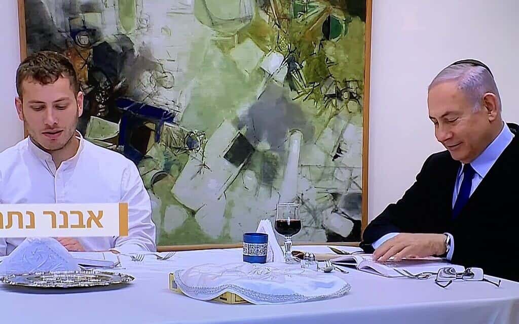 בנימין ואבנר נתניהו בשולחן הסדר (צילום: צילום מסך ערוץ 12)