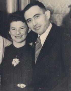 הוריה של ספרן פויר ביום חתונתם (צילום: באדיבות המרואיינת)