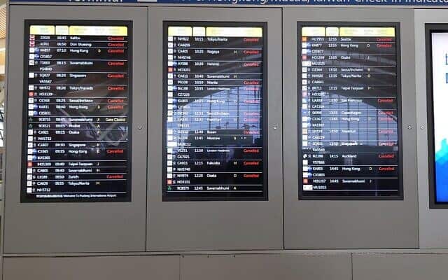 טיסות שלא יוצאות. לוח הטיסות היוצאות בנמל התעופה PUDONG בשנגחאי ביום הטיסה. מרץ 2020 (צילום: יפעת פרופר)