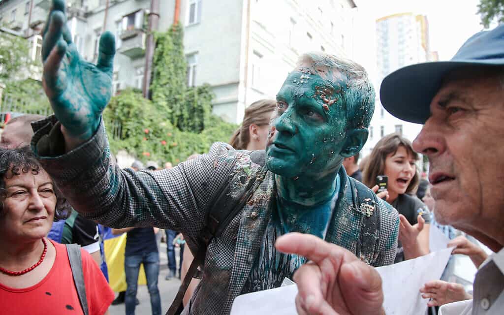 מייסד AntAC ויטלי שבונין הותקף בנוזל חיטוי צבוע בירוק ובעוגת פאי במהלך הפגנה נגד שוחד באוקראינה, 17 ביולי 2018 (צילום: ויאצ'סלב רטינסקי/UNIAN)
