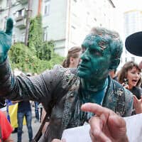 מייסד AntAC ויטלי שבונין הותקף בנוזל חיטוי צבוע בירוק ובעוגת פאי במהלך הפגנה נגד שוחד באוקראינה, 17 ביולי 2018 (צילום: ויאצ'סלב רטינסקי/UNIAN)