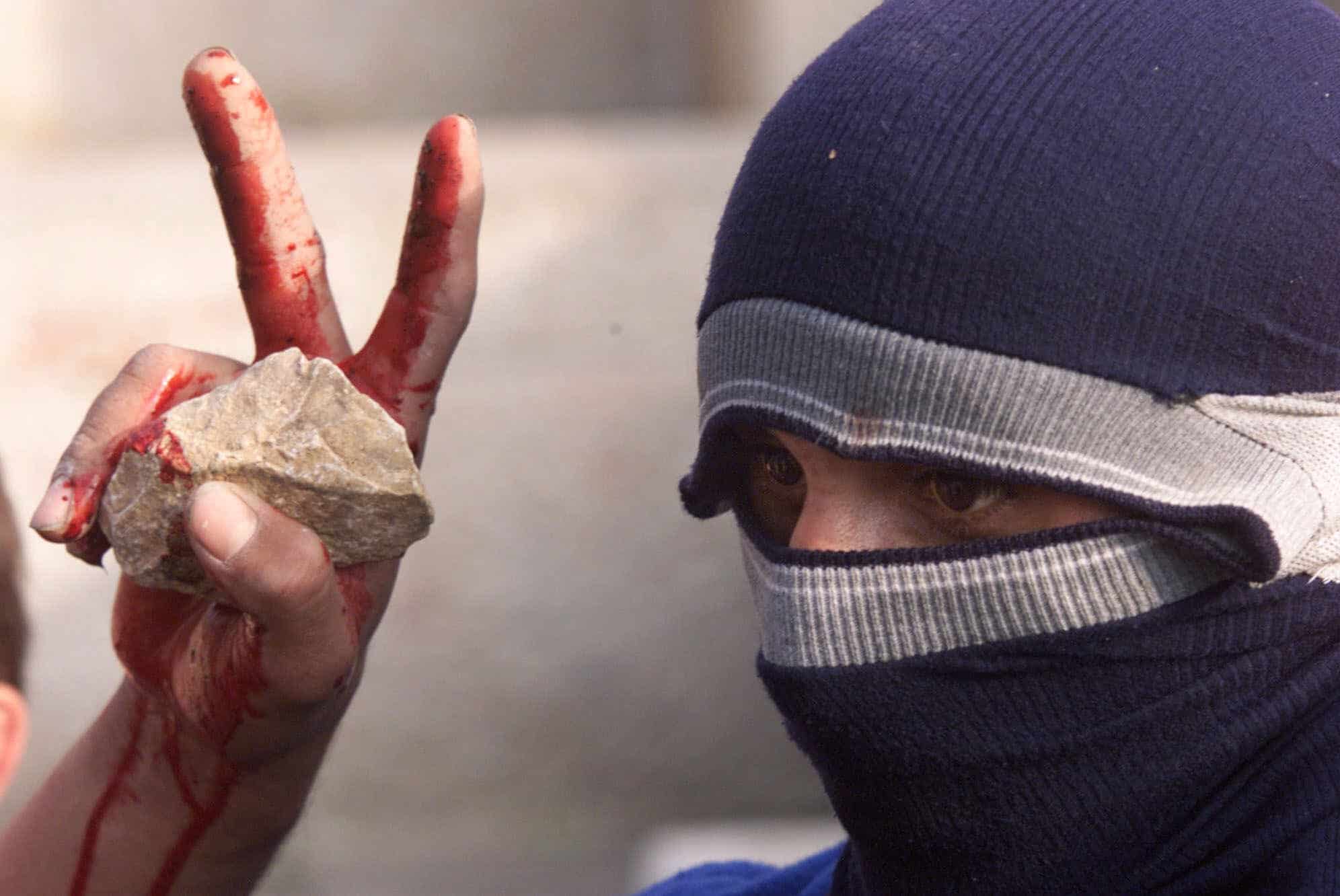 פלסטיני משליך אבנים באחד הימים הסוערים באינתיפאדה השנייה, ב-8 בדצמבר 2000 (צילום: AP Photo/Lefteris Pitarakis)