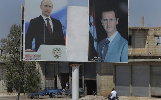 דיוקנאותיהם של נשיא סוריה בשאר אל אסד, מימין, ונשיא רוסיה ולדימיר פוטין בעיירה רסטן, סוריה (צילום: AP Photo/Sergei Grits)