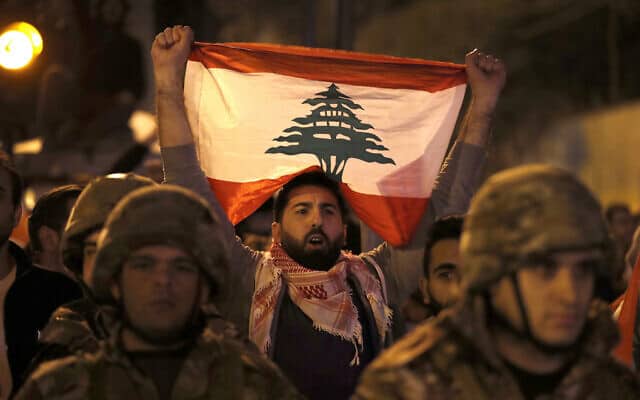הפגנה נגד אחיזת חזבאללה בלבנון, נובמבר 2019 (צילום: AP Photo/Hussein Malla)