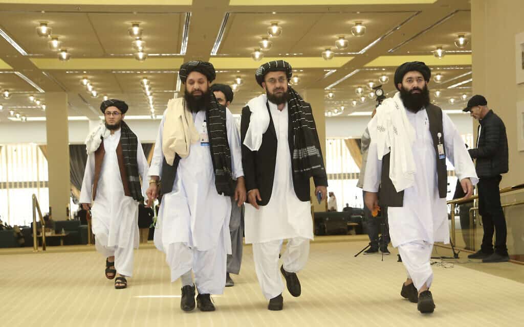 אנשי טליבאן שהגיעו לקטר מאפגניסטן כדי לחתום על הסכם הפסקת אש עם ארה"ב, פברואר 2020, ארכיון (צילום: AP Photo/Hussein Sayed)