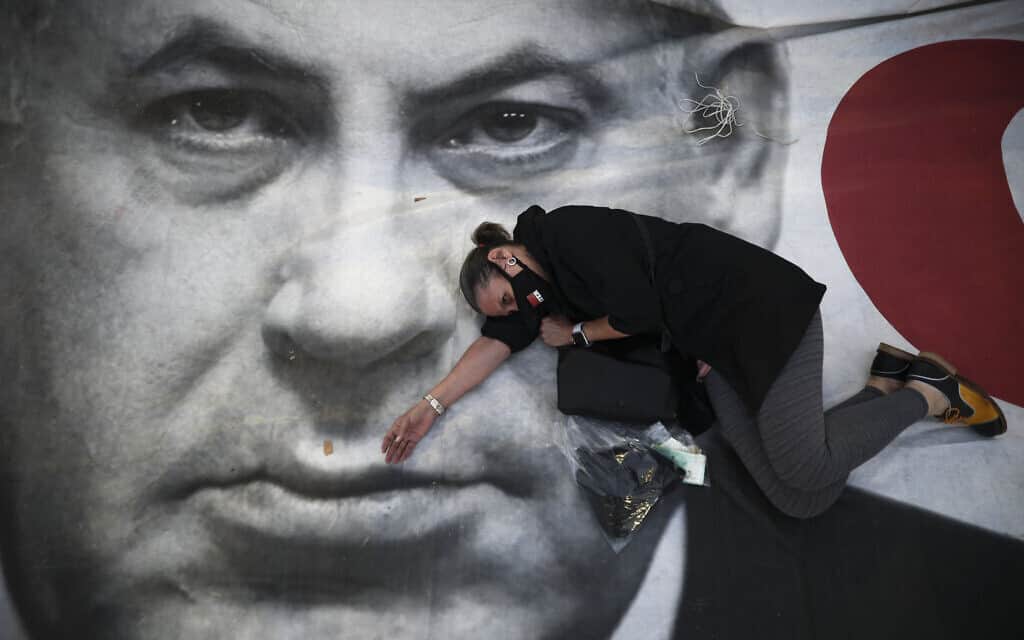 מחאת נגד המשך שלטון נתניהו בתל אביב (צילום: AP Photo/Oded Balilty)