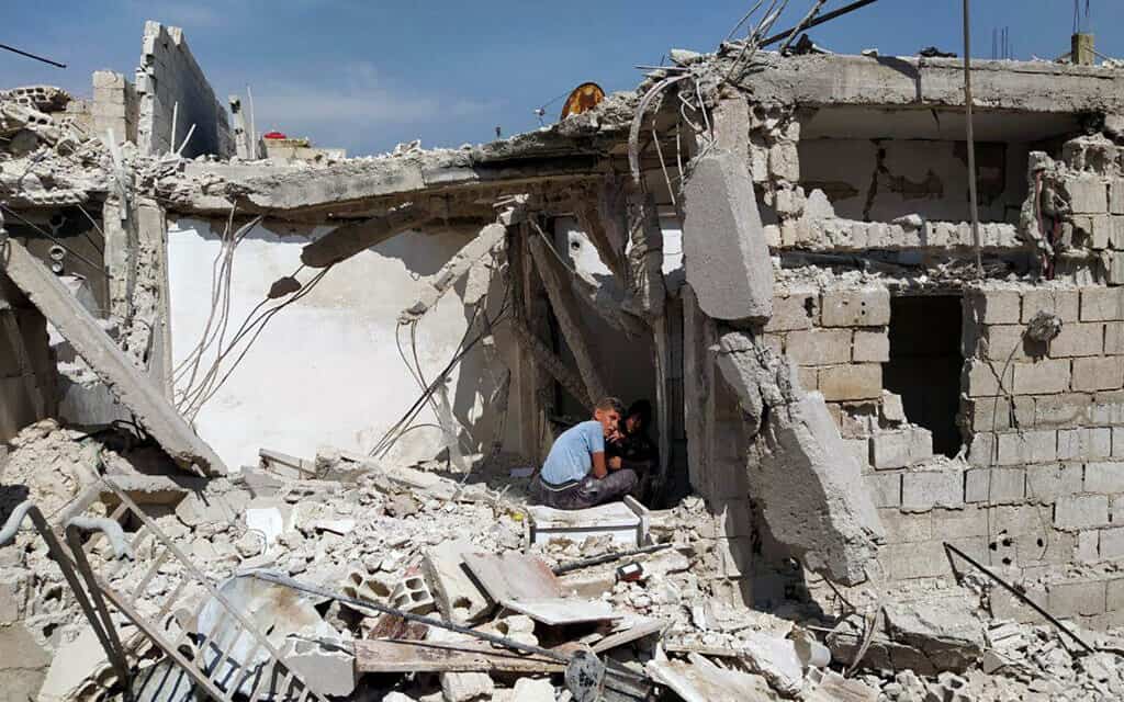 הריסות של בית בפרברי דמשק, שלפי דיווחים בסוריה, הותקף על ידי ישראל, 27 באפריל 2020. נטען כי בהפצצה נהרגו לוחמים איראניים (צילום: SANA via AP)