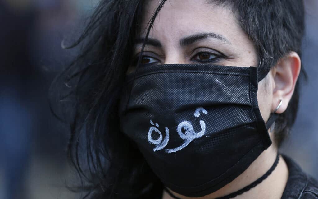 מפגינה נגד הממשלה בלבנון, 27 באפריל 2020 (צילום: AP Photo/Hussein Malla)
