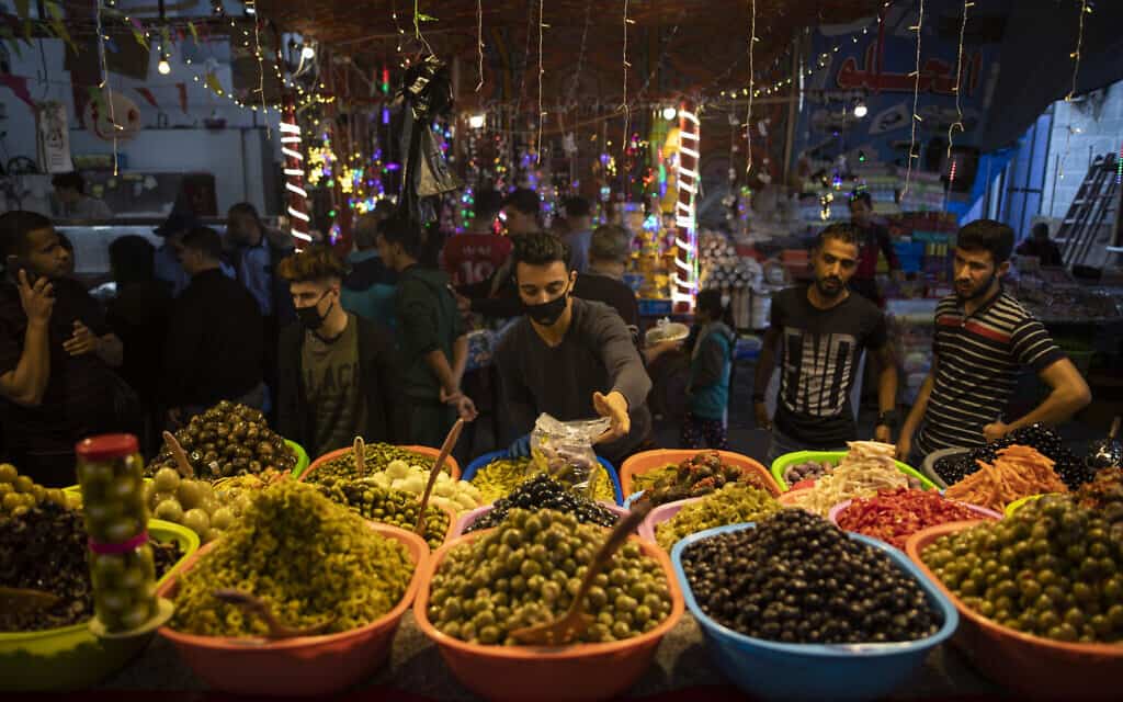רמדאן באווירת קורונה בעזה, השבוע (צילום: AP Photo/Khalil Hamra)