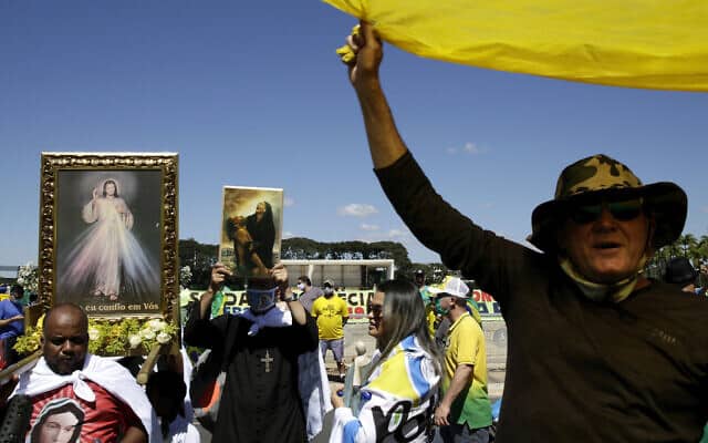 תומכים בנשיא ברזיל ז&#039;איר בולסונארו במהלך הפגנה נגד שר המשפטים לשעבר סרג&#039;יו מורו ובית המשפט העליון, מול ארמון הנשיאות פלנלטו, ברזיליה, 3 במאי, 2020 (צילום: AP\ ארלדו פרס)