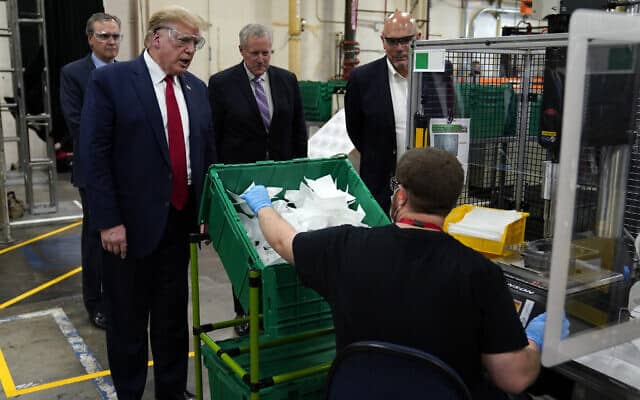 אילוסטרציה: הנשיא דונלד טראמפ משתתף בסיור במפעל של האניוול אינטרנשיונל, המייצר ציוד מגן אישי, בפניקס, אריזונה, יום שלישי, 5 במאי 2020 (צילום: איי-פי/אוון ווצ&#039;י)