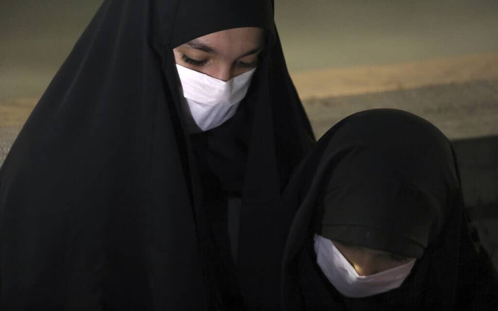 נשים איראניות מתפללות במסכות, 12 במאי 2020 (צילום: AP Photo/Vahid Salemi)