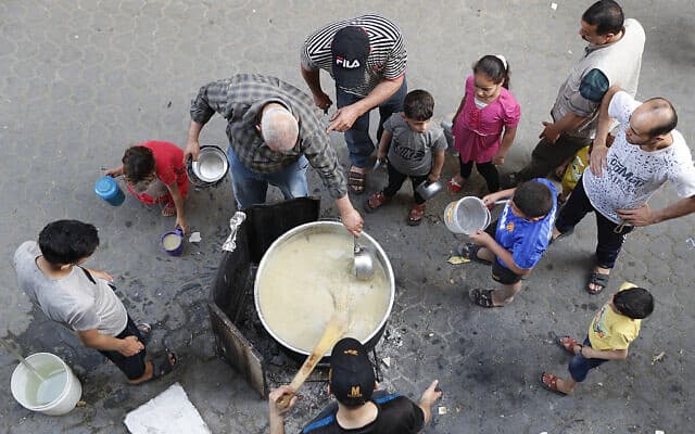 חלוקת מזון לרמדאן לנזקקים בעזה, 20 במאי 2020 (צילום: AP Photo/Adel Hana)