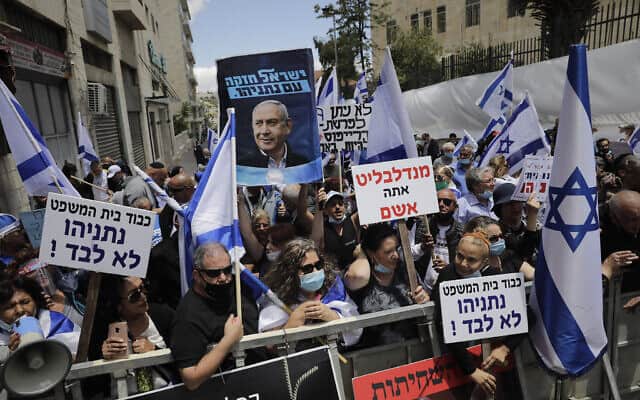הפגנת התמיכה בבנימין נתניהו בסמוך לבית המשפט המחוזי בירושלים. 24 במאי 2020 (צילום: AP Photo/Sebastian Scheiner)