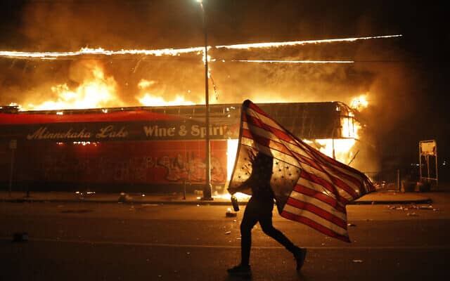 הפגנות במיניאפוליס, מינסוטה, נגד אלימות משטרתית נגד שחורים. 28 במאי 2020 (צילום: AP Photo/Julio Cortez)