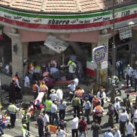שוטרים ופרמדיקים מקיפים את זירת פיגוע ההתאבדות במסעדת סבארו בירושלים, 9 באוגוסט 2001