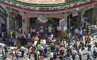 שוטרים ופרמדיקים מקיפים את זירת פיגוע ההתאבדות במסעדת סבארו בירושלים, 9 באוגוסט 2001 (צילום: AP Photo/Peter Dejong) שוטרים ופרמדיקים מקיפים את זירת פיגוע ההתאבדות במסעדת סבארו בירושלים, 9 באוגוסט 2001 (צילום: AP Photo/Peter Dejong)