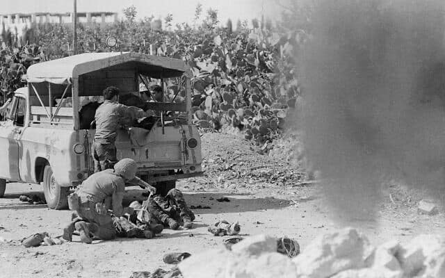 חייל ישראלי מושיט עזרה לפצוע ממטען חבלה שהשאירו המצרים כאשר נסוגו מעזה, יוני 1967 (צילום: AP Photo/Kurt Strumpf)