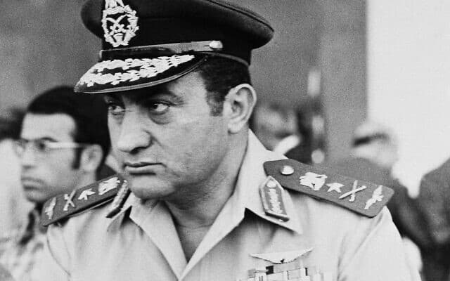 חוסני מובארכ מפקד על חיל האוויר המצרי, 1974 (צילום: AP Photo/Harry Koundjakjian)
