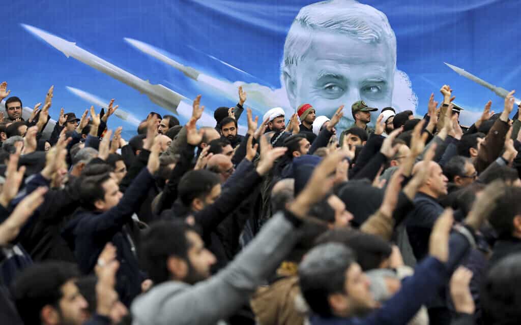 הפגנות באיראן אחרי הריגת קסאם סולימאני (צילום: AP Photo/Ebrahim Noroozi)