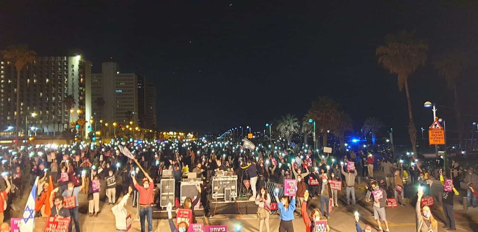 מפגינים בגן צ&#039;ארלס קלור בתל אביב (צילום: עומדים ביחד)