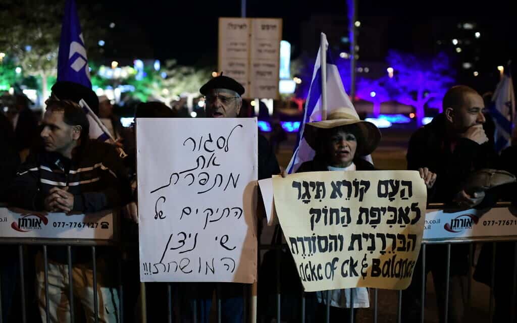 .הפגנות תמיכה בנתניהו מול בית היועמ"ש מנדלבליט (צילום: Tomer Neuberg/Flash90)