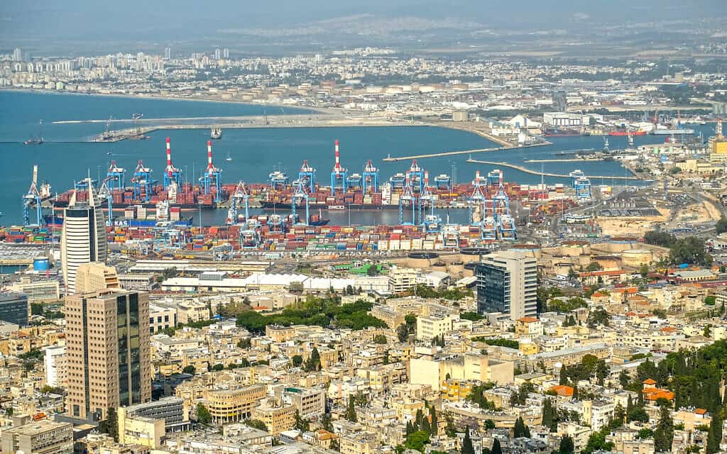 מבט על הנמל במפרץ חיפה (צילום: יניב נדב/פלאש90)