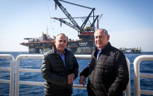 בנימין נתניהו ויובל שטייניץ בעת ביקור בסדת הקידוח לווייתן מול קיסריה. ינואר 2019 (צילום: Marc Israel Sellem/POOL)
