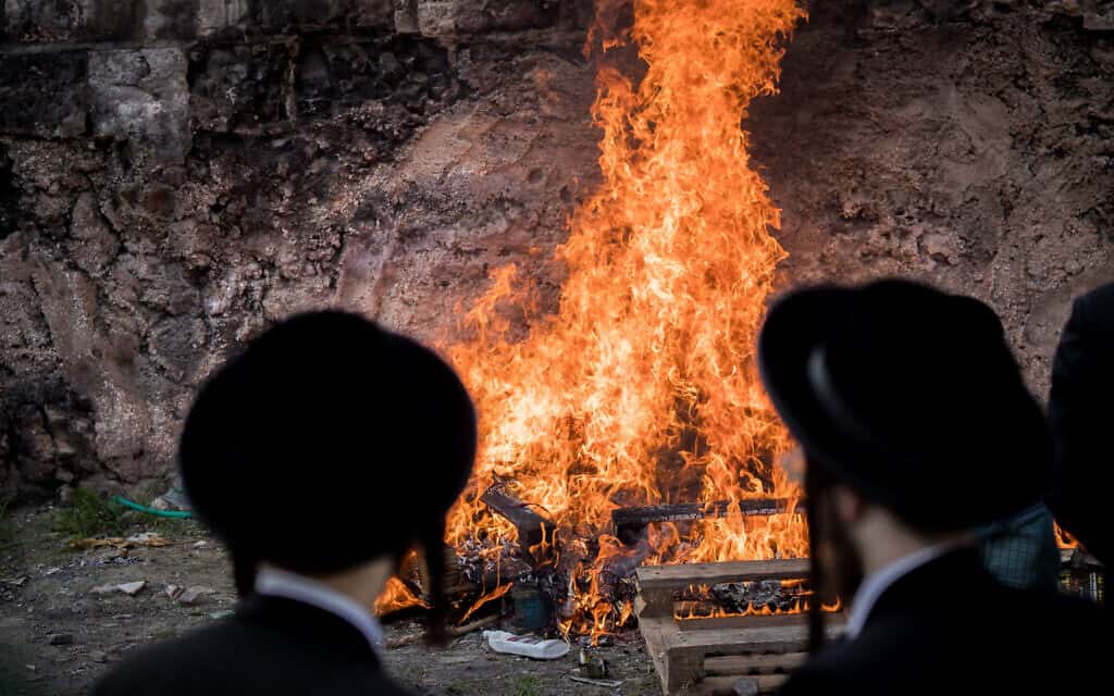 חרדים שורפים חמץ לקראת חג הפסח בשכונת מאה שערים, ירושלים. באפריל 2020 (צילום: Yonatan Sindel/Flash90)