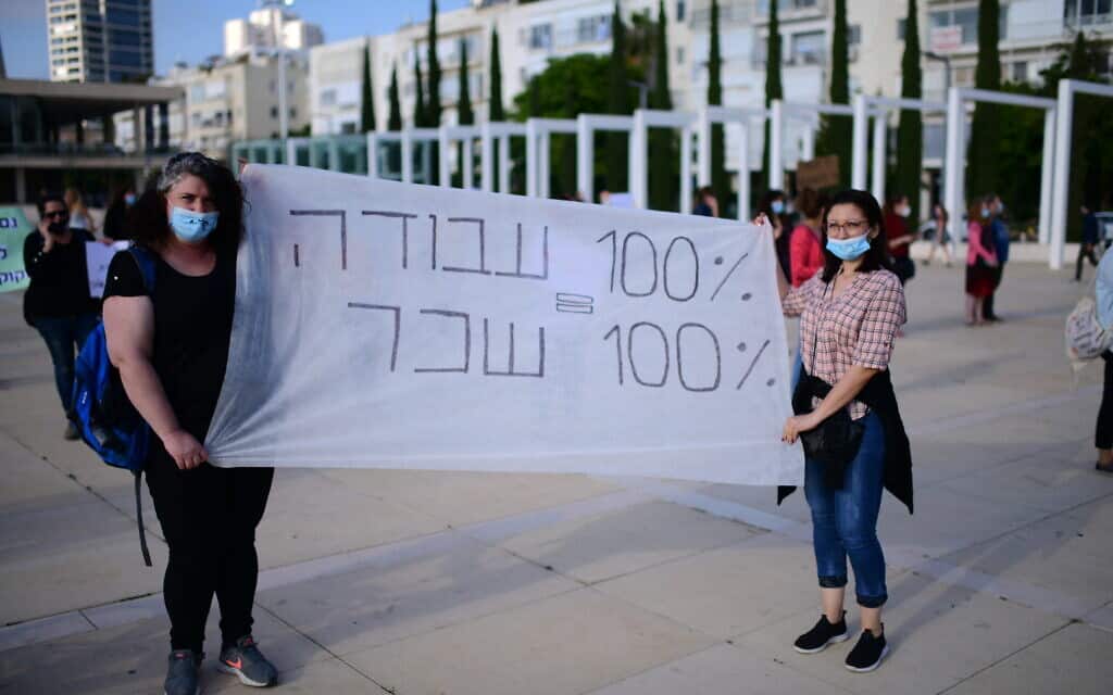 הפגנה בכיכר הבימה על פגיעה בזכויות המורים. אפריל 2020 (צילום: Tomer Neuberg/Flash90)