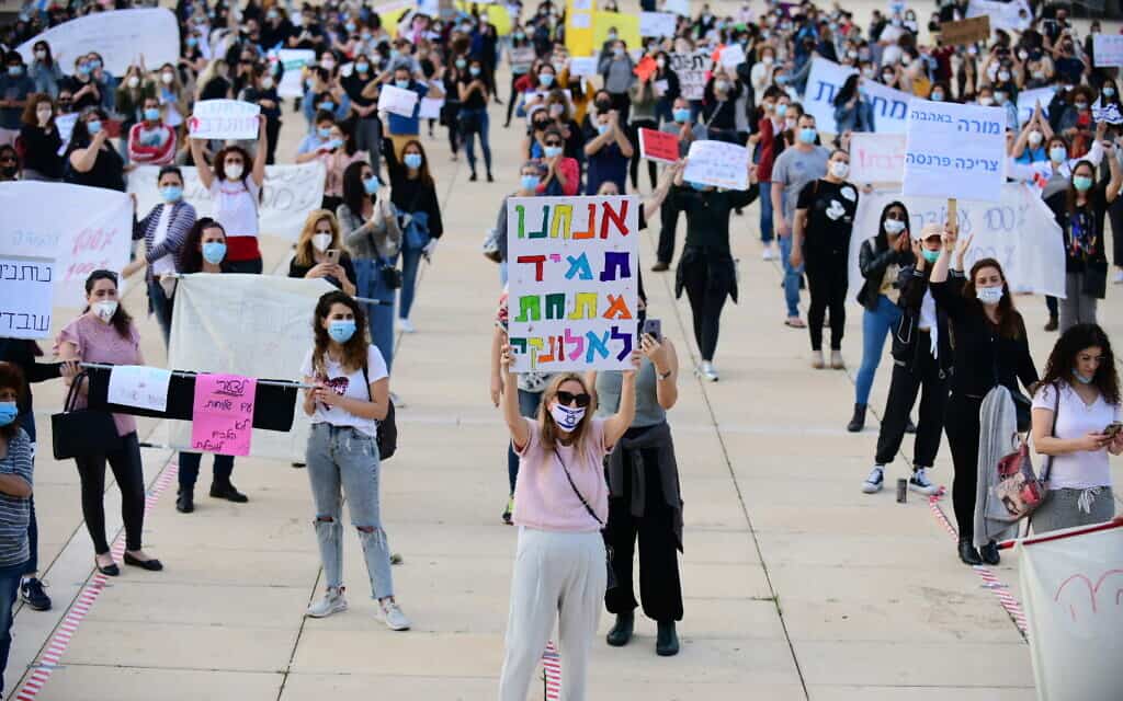 הפגנת מורים בכיכר הבימה נגד הפגיעה בזכויותיהם אפריל 2020 (צילום: Tomer Neuberg/Flash90)