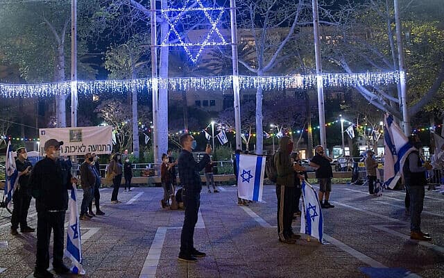 מפגינים בכיכר רבין בתל אביב, 2 במאי 2020 (צילום: מרים אלסטר/פלאש90)
