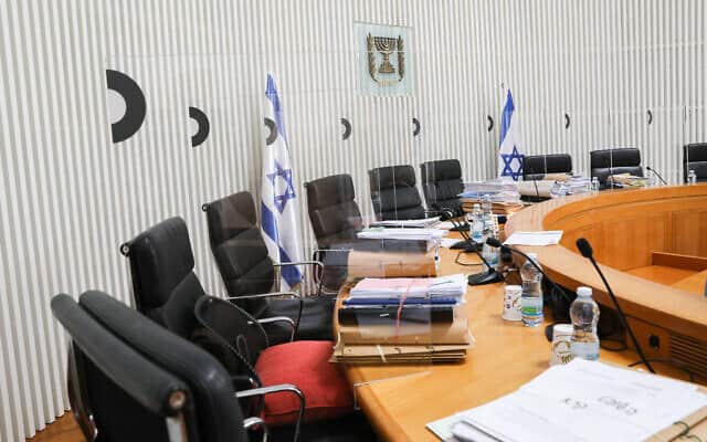 מדוכת השופטים מוכנה לקראת הדיון בבג&quot;ץ על ההסכם הקואליציוני בין הליכוד וכחול-לבן (צילום: Yossi Zamir/POOL)