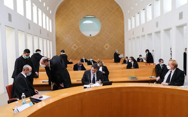 עורכי הדין נערכים לישיבה בבית המשפט העליון בעתירות שהוגשו נגד הממשלה (צילום: Yossi Zamir/POOL)