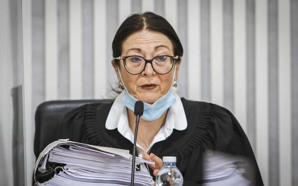 נשיאת בית המשפט העליון אסתר חיות בדיון בבג&quot;ץ בעתירות נגד הטלת המנדט על נאשם בפלילים. 3 במאי 2020 (צילום: Oren Ben Hakoon/POOL)