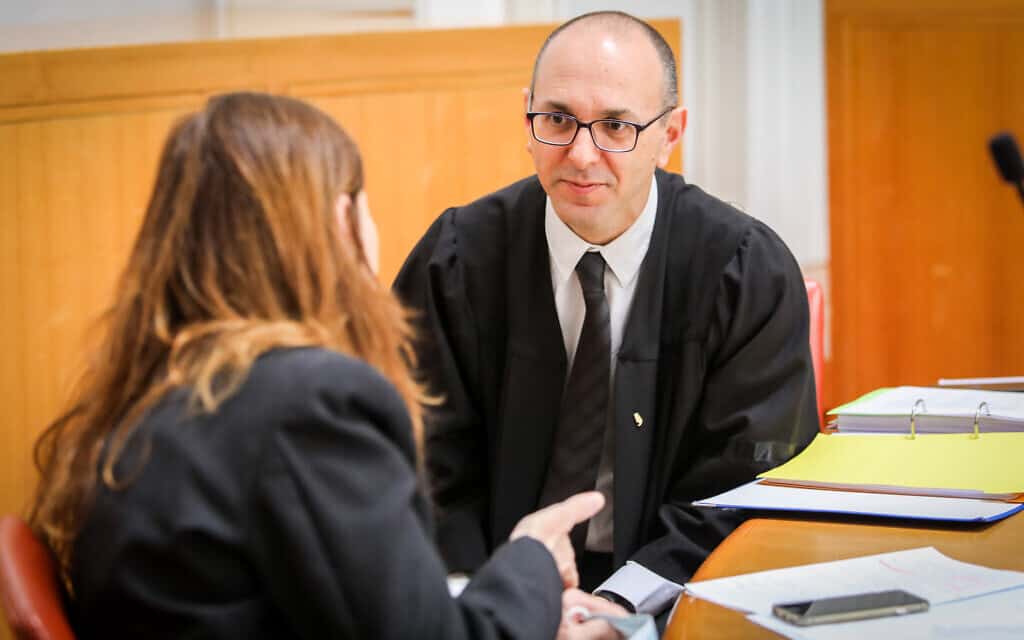 יובל יועז ודפנה הולץ לכנר בבית המשפט העליון, בדיון בעתירות נגד ההסכם הקואליציוני בין הליכוד וכחול-לבן (צילום: Oren Ben Hakoon/POOL)