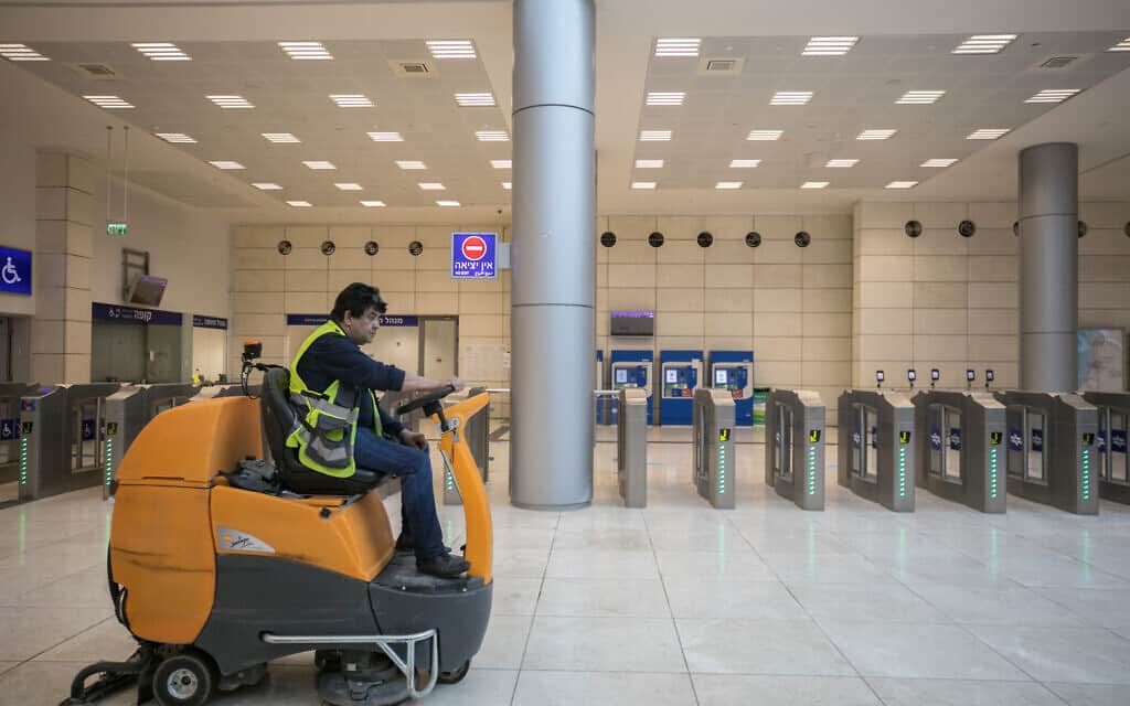 משבר הקורונה: תחנת הרכבת החדשה בירושלים שוממת (צילום: Olivier Fitoussi/Flash90)